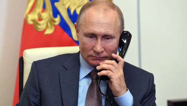 Россиянын президенти Владимир Путин телефон чалуу учурунда. Архив - Sputnik Кыргызстан