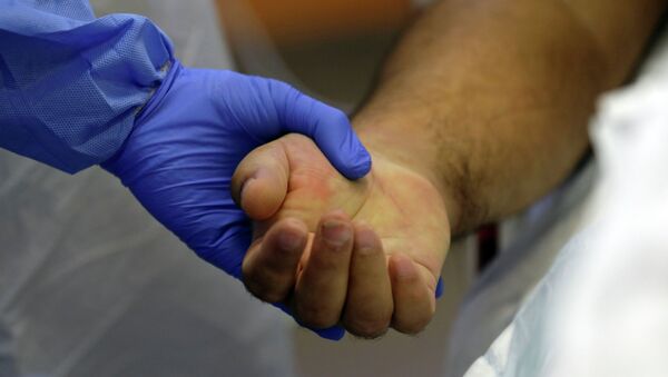 Медик держит за руку пациента в больнице. Архивное фото - Sputnik Кыргызстан