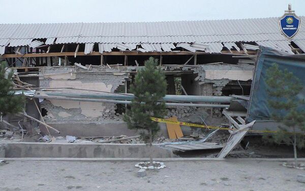 После этого машина врезалась в один из жилых домов. Дети и сам водитель скончались на месте происшествия. - Sputnik Кыргызстан