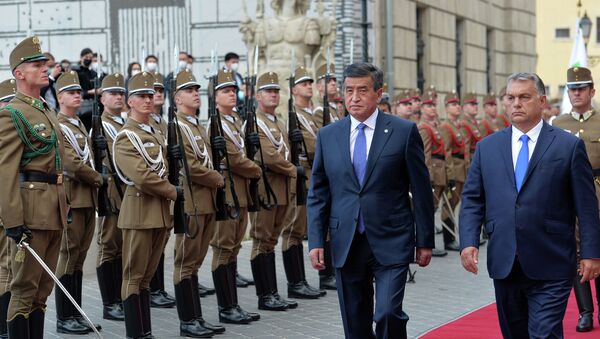 Церемония официальной встречи Президента Кыргызской Республики Сооронбая Жээнбекова с Премьер-министром Венгрии Виктором Орбаном - Sputnik Кыргызстан