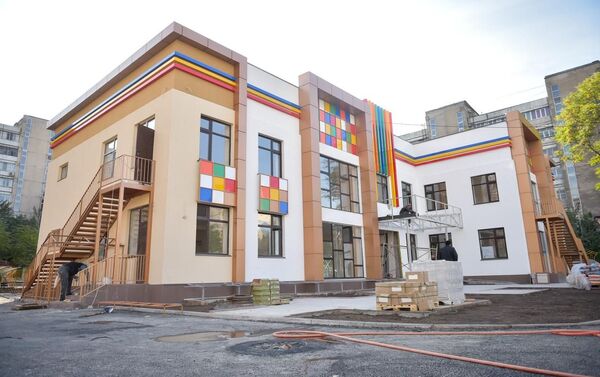Обход начался с нового детского садика на месте здания сгоревшей налоговой службы на улице Тыныстанова 193 - Sputnik Кыргызстан