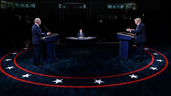 Действующий президент США Дональд Трамп и кандидат в президенты от Демократической партии Джо Байден участвуют в дебатах первой президентской кампании 2020 года в Кливленде, штат Огайо. 29 сентября 2020 года  - Sputnik Кыргызстан