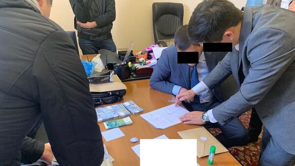 Задержание заместителя директора Департамента по делам банкротства Министерства экономики КР - Sputnik Кыргызстан