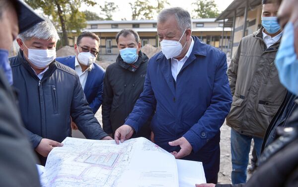 Глава правительства Кубатбек Боронов посетил место строительства и выразил недовольство затягиванием сроков, отметив, что есть нарекания и по качеству работ - Sputnik Кыргызстан