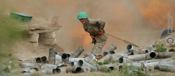 Тоолу Карабахта замбиректер атып жаткан Армения аскер кызматкекри. Архив - Sputnik Кыргызстан