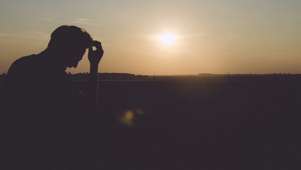 Силуэт мужчины на фоне заката солнца. Иллюстративное фото - Sputnik Кыргызстан