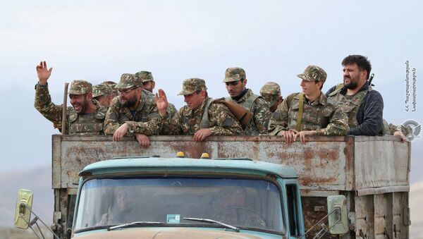 Этнические армяне-солдаты видны в машине во время боев на территории Нагорного Карабаха - Sputnik Кыргызстан