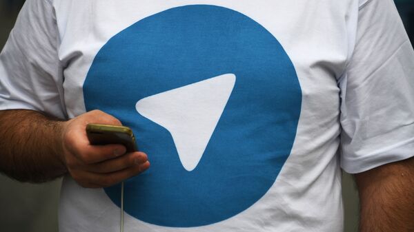 Мужчина в футболке с лого Telegram. Архивное фото - Sputnik Кыргызстан
