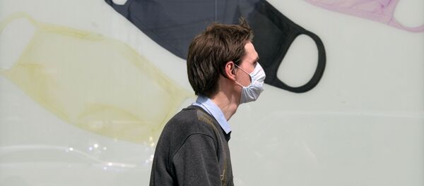 Мужчина в медицинской маске идет по улице. Архивное фото Мужчина в медицинской маске идет по улице. Архивное фото - Sputnik Кыргызстан