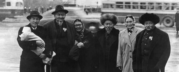 Дирижер Чанай Жумаканов, комузист Ыбырай Туманов, певица Мыскал Өмүрканова, композитор Карамолдо Орозов, актриса Алиман Жангорозова жана и манасчи Саякбай Каралаев (слева направо) на второй декаде искусства и литературы в Москве. 1958-год Дирижер Чанай Жумаканов, комузист Ыбырай Туманов, певица Мыскал Өмүрканова, композитор Карамолдо Орозов, актриса Алиман Жангорозова жана и манасчи Саякбай Каралаев (слева направо) на второй декаде искусства и литературы в Москве. 1958-год - Sputnik Кыргызстан