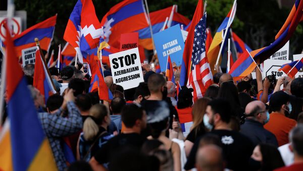 Участники митинга против против военного конфликта в Карабахе - Sputnik Кыргызстан