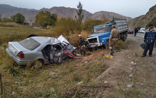В Кочкорском районе Нарынской области столкнулись грузовик и легковой автомобиль, погибли два человека. - Sputnik Кыргызстан