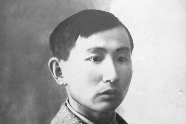 1916-жылдагы Үркүндө 14 жашка келип калган Касымалы эки инисин жетелеп, эл менен кошулуп Кытайга качкан.Ошол жылдардагы кыйынчылыктардын баарын көрүп, чыгармаларына тема алган - Sputnik Кыргызстан