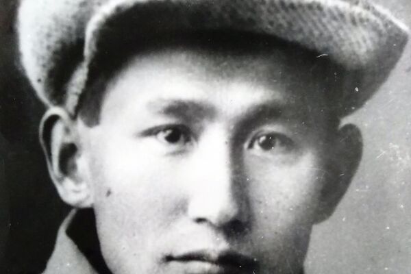 Кулчулуктан кутулуп, аскердик бөлүктө ат багар, ашпозчунун жардамчысы, дарыканада дары-дармек жана басмаканда жүк көтөрүүчү, жол бөлүмү мекемесинде жумушчу ж.б. майда-чүйдө иштерде иштеп, эптеп өлбөстүн күнүн көрөт - Sputnik Кыргызстан