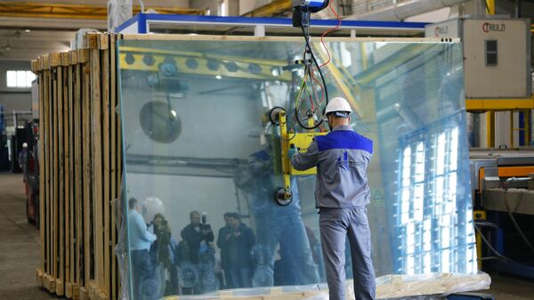 Рабочий стекольного завода. Архивное фото - Sputnik Кыргызстан