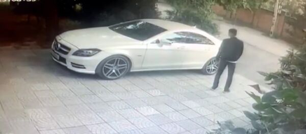 Видео воровства денег и ценных вещей из авто в Бишкеке — подозреваемых нашли - Sputnik Кыргызстан