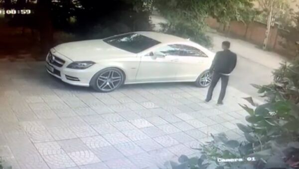 Видео воровства денег и ценных вещей из авто в Бишкеке — подозреваемых нашли - Sputnik Кыргызстан