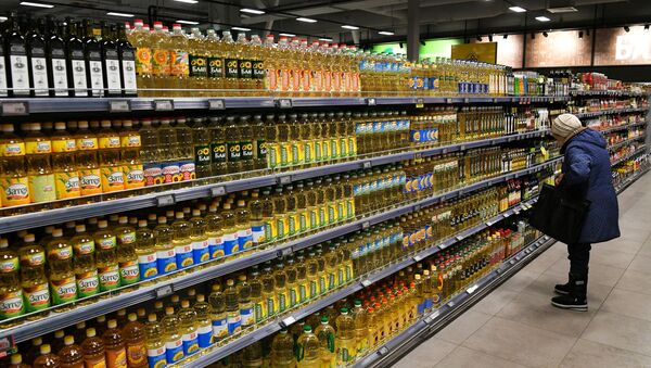 Женщина выбирает растительное масло в супермаркете. Архивное фото - Sputnik Кыргызстан