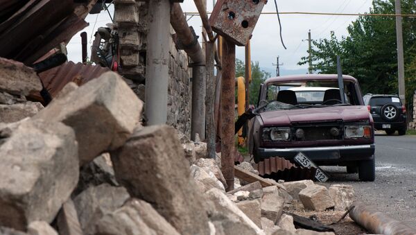 Поврежденный дом и автомобиль в результате обстрелов по общине Иванян Нагорного Карабаха. - Sputnik Кыргызстан