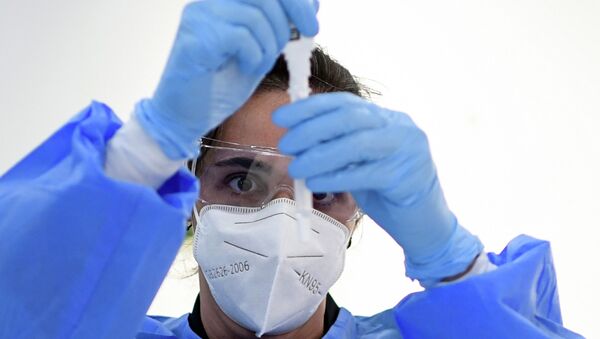 Медицинский работник проводит экспресс-тест на COVID-19. Архивное фото - Sputnik Кыргызстан