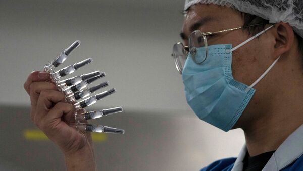 Сотрудник вручную проверяет шприцы с вакциной от COVID-19. Архивное фото - Sputnik Кыргызстан