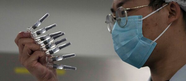 Сотрудник вручную проверяет шприцы с вакциной от COVID-19. Архивное фото - Sputnik Кыргызстан