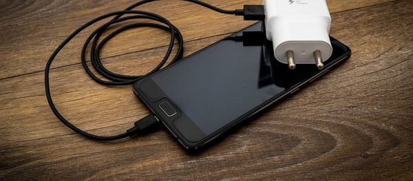 Зарядка смартфона - Sputnik Кыргызстан