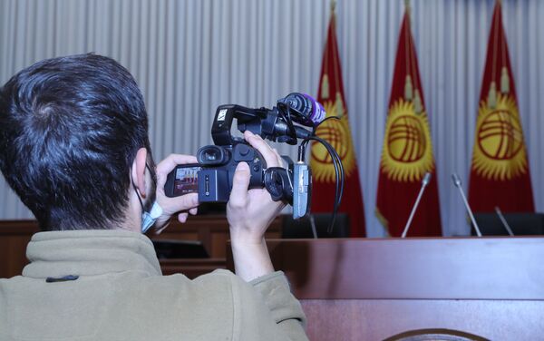 Для них провели экскурсию по ЖК, показав залы заседаний, библиотеку, пресс-центр и Конституцию со знаменами.  - Sputnik Кыргызстан