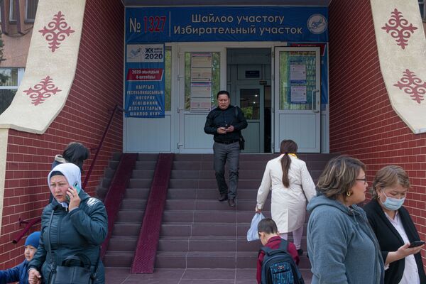 Избирательные участки в Кыргызстане готовят к голосованию - Sputnik Кыргызстан