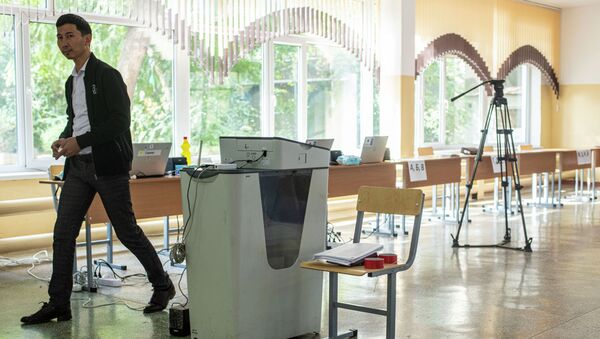 Подготовка к парламентским выборам на избирательном участке школы №5 в Бишкеке - Sputnik Кыргызстан