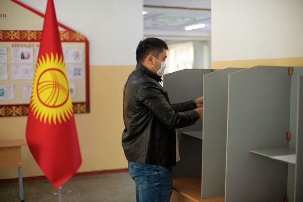 Без медицинской маски на участки пускать не будут - Sputnik Кыргызстан