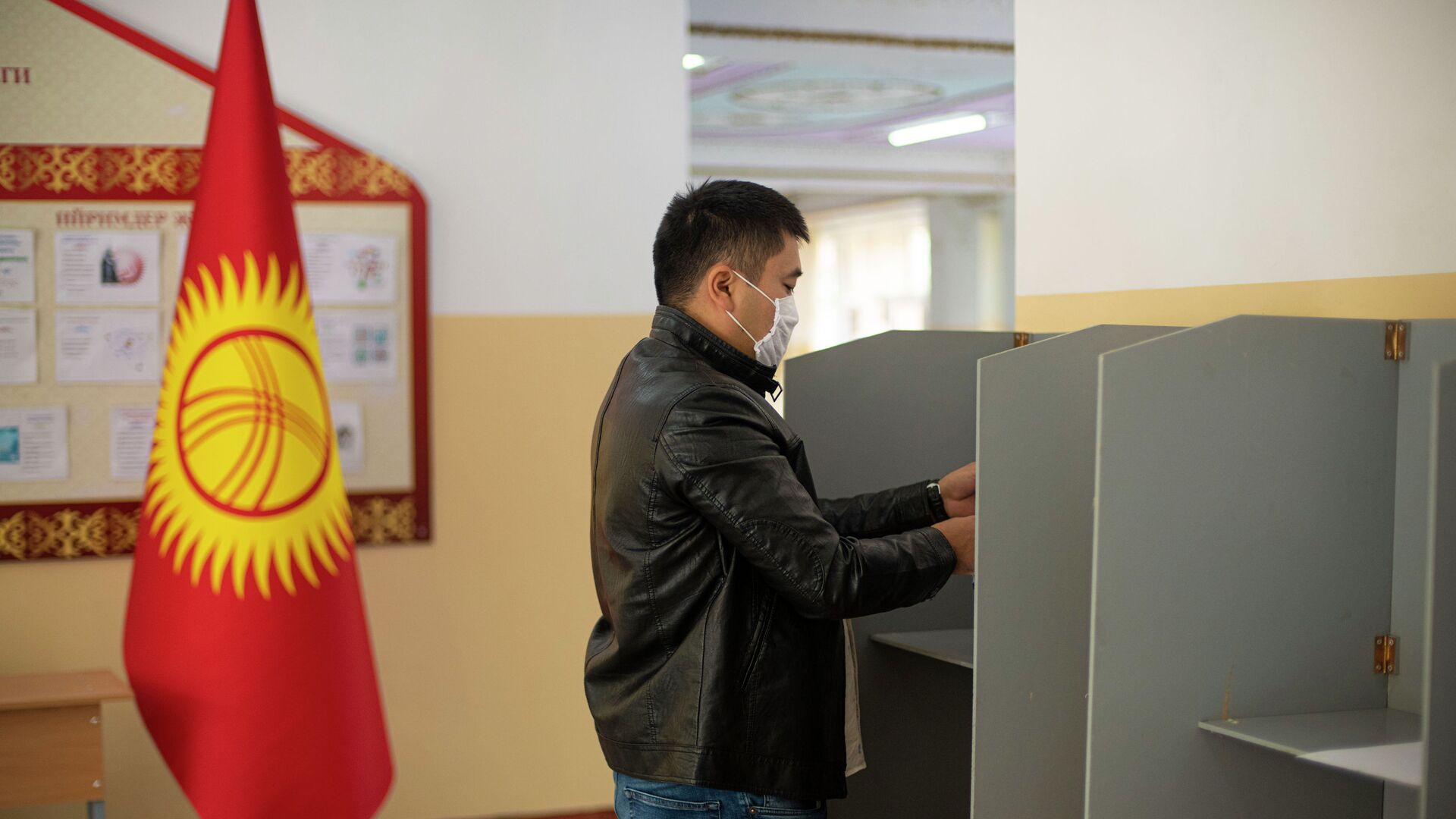 Мужчина голосует на выборах. Архивное фото - Sputnik Кыргызстан, 1920, 07.02.2022