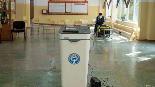 Электронная урна в избирательном участке. Архивное фото - Sputnik Кыргызстан