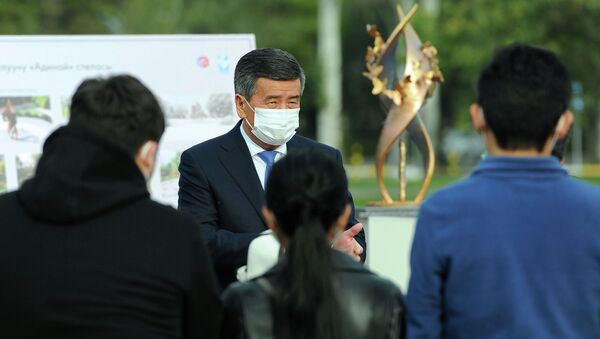 Президент Сооронбай Жээнбеков посетил парк медиков и волонтеров им. Адинай Мырзабековой в Бишкеке - Sputnik Кыргызстан