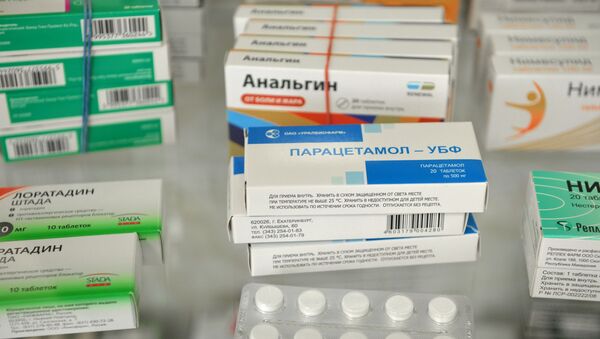 Лекарства на полке в аптеке. Архивное фото - Sputnik Кыргызстан