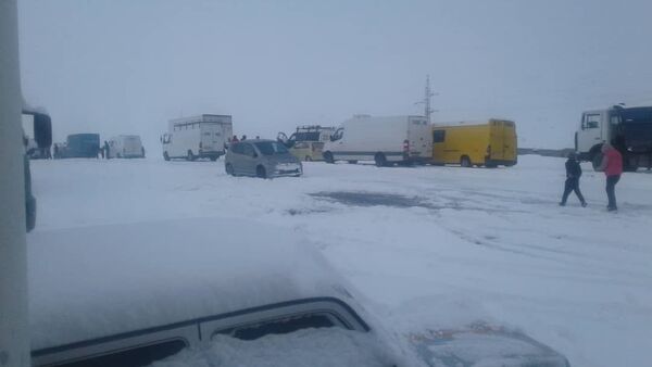 Автомобили на перевале Тоо-Ашуу, где выпала большое количество снега - Sputnik Кыргызстан