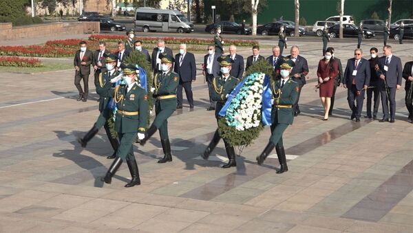Наблюдатели от СНГ возложили цветы к Вечному огню — видео из Бишкека - Sputnik Кыргызстан