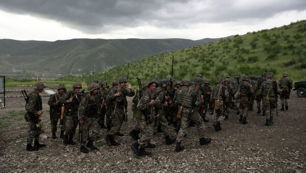 Солдаты покидают военную зону после стрельбы на военной базе Матагис, Нагорных Карабах. Архивное фото - Sputnik Кыргызстан