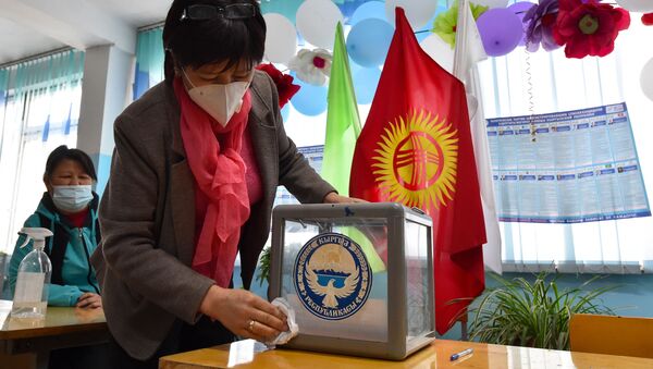 Член местной избирательной комиссии дезинфицирует переносную урну для голосования на избирательном участке - Sputnik Кыргызстан