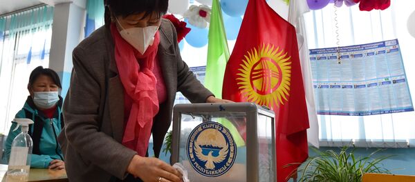 Жергиликтүү шайлоо комиссиясынын мүчөсү шайлоо учурунда. Архив - Sputnik Кыргызстан