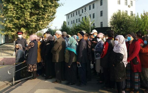 На многих избирательных участках в Оше образовались огромные очереди, сообщает региональный корреспондент Sputnik Кыргызстан - Sputnik Кыргызстан