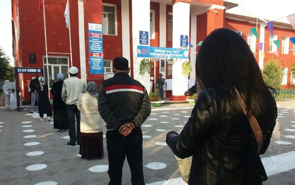 Милиция предупреждает граждан о необходимости соблюдения дистанции, однако, как видно на фотографиях, многие нарушают правила - Sputnik Кыргызстан