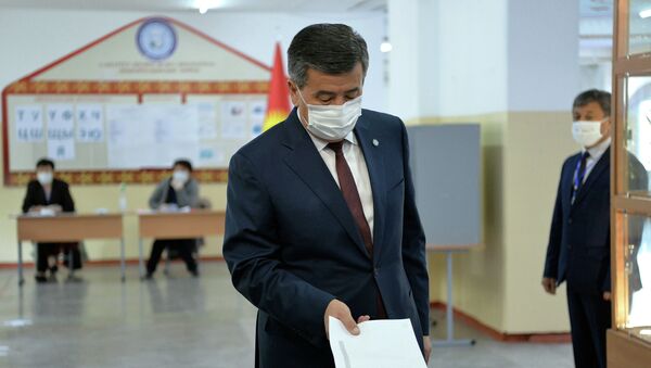 Голосование на выборах в Парламент-2020 президента КР - Sputnik Кыргызстан
