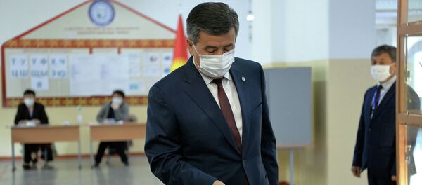 Голосование на выборах в Парламент-2020 президента КР - Sputnik Кыргызстан