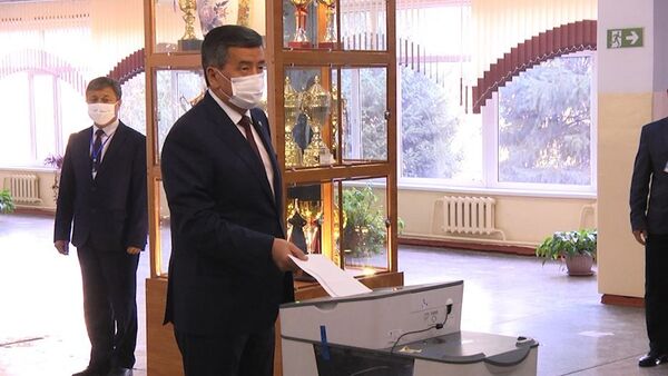 Как Жээнбеков проголосовал на выборах в Жогорку Кенеш — видео - Sputnik Кыргызстан