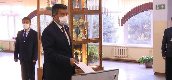 Как Жээнбеков проголосовал на выборах в Жогорку Кенеш — видео Как Жээнбеков проголосовал на выборах в Жогорку Кенеш — видео - Sputnik Кыргызстан