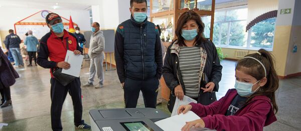 Голосование на выборах седьмого созыва ЖК в Бишкеке Голосование на выборах седьмого созыва ЖК в Бишкеке - Sputnik Кыргызстан