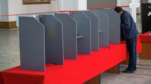 Избиратель в ходе голосования на выборах в Бишкеке  - Sputnik Кыргызстан