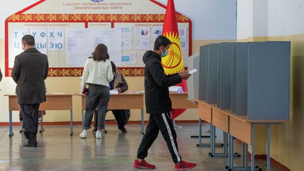 Избиратели на участке №1327 в Бишкеке в ходе голосования на выборах седьмого созыва ЖК - Sputnik Кыргызстан