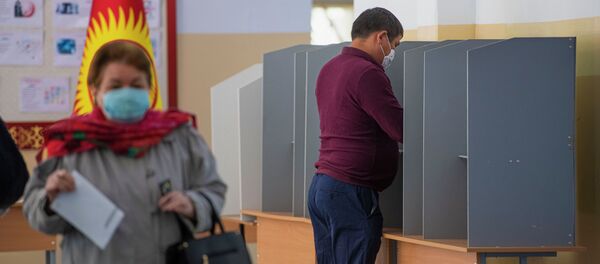 Люди голосуют на избирательном в Бишкеке. Архивное фото - Sputnik Кыргызстан